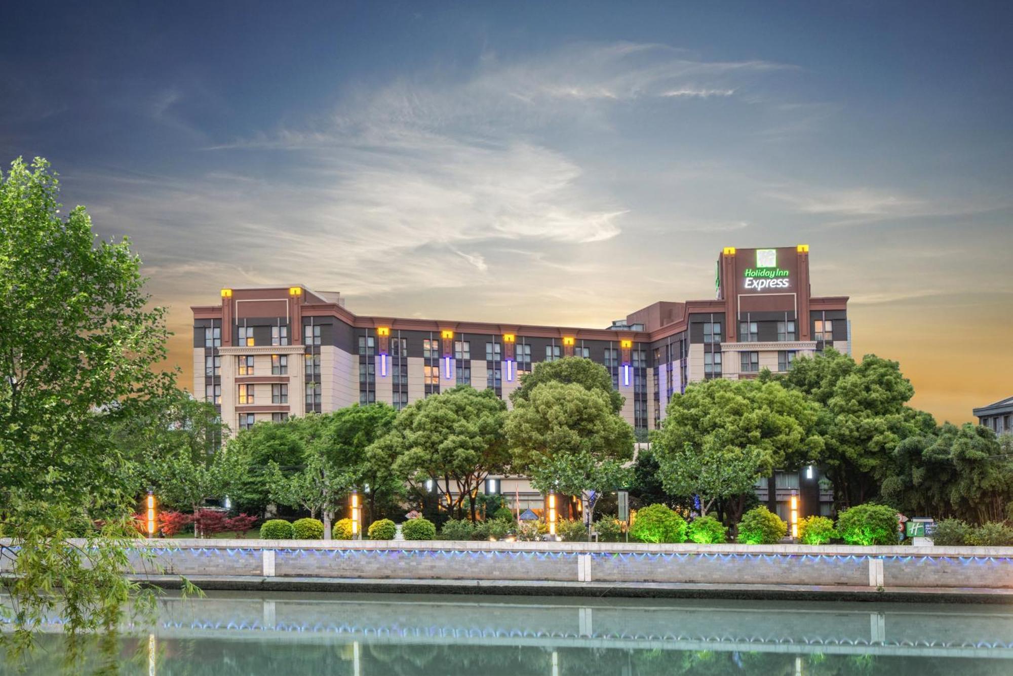 Holiday Inn Express Shanghai Putuo, An Ihg Hotel Exterior photo